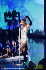 组图：詹妮弗-洛佩兹嗨唱忘情自摸 舞裙过短露性感肉臀