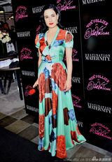 组图：脱衣舞娘蒂塔-万提斯雪肤迷人 印花裙裹胸红唇诱惑