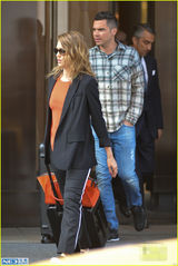 组图：阿尔芭穿衣失败 脚踩平底鞋双腿短小粗壮