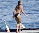 组图：罗德里格兹豪放跳水 前俯后仰姿势撩人