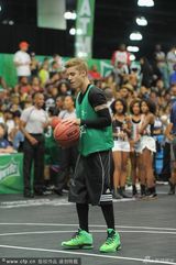 组图：比伯打篮球模仿乔丹 身高略欠不忘耍帅