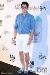 组图：Rainbow佑丽着白衬衫亮相优雅时尚