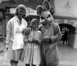 组图：迪士尼乐园旧照诡异 网友称被米老鼠吓哭