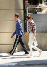 组图：模范夫妻在此!海瑟薇与老公散步粘腻依偎