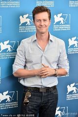 组图：开幕片《鸟人》发布 艾玛-斯通显霸气