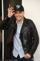 组图：弗兰科自导自演新片发布 秀光头纹身