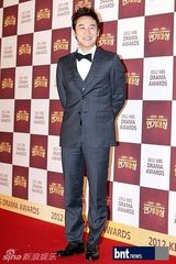 组图：文彩元朴信惠等盛装亮相演技大赏红毯