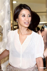 组图：侯佩岑黑色薄纱装证未孕 端庄大方秀香肩