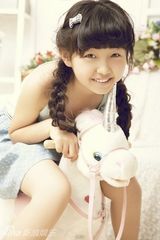 组图：张子枫甜美萝莉范写真曝光 模样俏皮可人