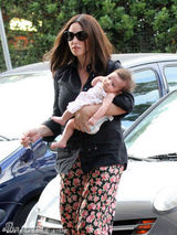 幻灯图：莫妮卡-贝鲁奇产后三月复出 抱宝宝如玩具