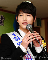 组图：柳真宋钟基出席公益活动 全程大派亲切微笑