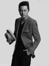 组图：沙溢黑白写真 低调华丽显贵气