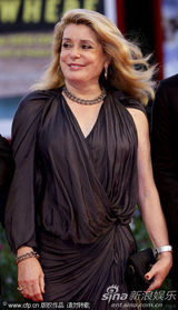 高清图：《傀儡》首映 凯瑟琳-德纳芙大派香吻