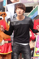 组图：王思平怀秋情人节发一元红包宣传新剧