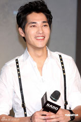 幻灯图：蓝正龙称只想专心演戏 与王怡仁很少联络 