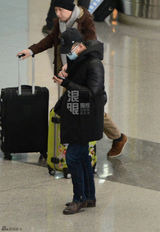 组图：黄海波黑装戴眼镜亮相 戴口罩步履匆匆