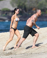 组图：梅根-福克斯现身夏威夷海滩比基尼秀身材