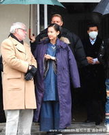 幻灯图集：黄圣依拍戏与老外闲聊 杨子默默擦肩而过