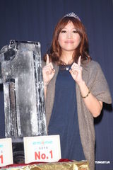 组图：A-Lin新专辑庆功签唱 徐佳莹现身站台