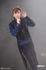 幻灯图：张敬轩红馆开唱 方大同现身担任嘉宾