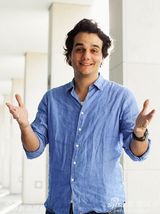 高清图：《精锐部队2》拍写真 男女主角亲密相偎