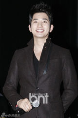 组图：朴施厚与粉丝共同收看《清潭洞》大结局