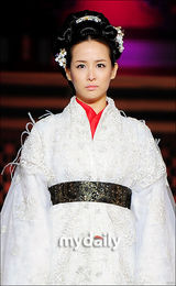 组图：韩片《后宫》6月上映 赵汝珍金东旭古装亮相