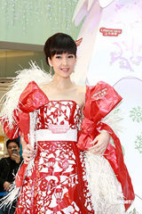 高清：周慧敏剪纸造型秀古典美 称婚后变更温柔