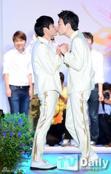 组图：韩导与同性恋人高调完婚 河莉秀等道贺