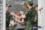 组图：韩星Boom退伍李准基送别SJ到贺 激动跪地大喊