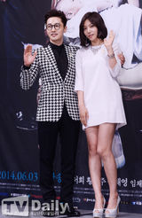 组图：《杜鹃之巢》张瑞希紫裙亮相 美貌不减