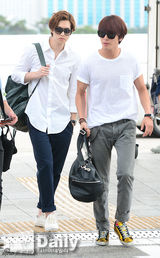 组图：CNBLUE等现身机场 赴巴西应援世界杯