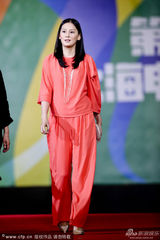 组图：20届上海电视节 岳丽娜缎面连身裙显优雅