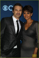 组图：哈利-贝瑞紧身裙露半球 与老公秀恩爱