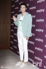 组图：韩星李素妍着金色迷你裙秀性感美腿