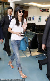 组图：全智贤穿白T破洞牛仔裤离台显休闲范