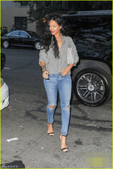 组图：蕾哈娜穿破铜牛仔裤 甜笑演绎中性美艳