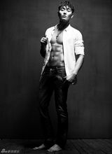 组图：李东学写真大秀腹肌 面容俊朗性感十足