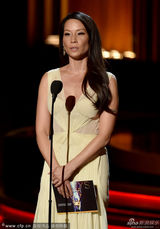 组图：保尔获剧情类最佳男配角 刘玉玲黄裙颁奖