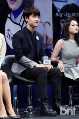 组图：韩影《Cart》EXO成员D.O露腼腆笑容