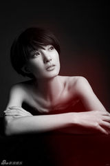 组图：王丽坤夏日光影大片 短发凸显高冷气场