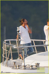 组图：小李子游艇表演功夫 铆劲飞踢霸气十足