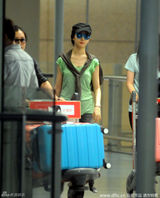 组图：刘亦菲与助理一路说笑 母亲紧跟其后独行