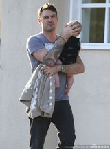 组图：梅根-福克斯与老公带孩子外出 俩儿子嘟嘟脸呆萌