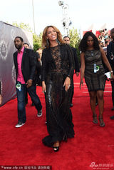 组图：碧昂斯黑色镂空透视裙压轴亮相MTV红毯