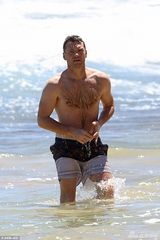 组图:超模劳拉秀巨乳戏水与阿凡达男星全裸晒浴