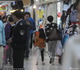 组图：马伊琍带爱马逛童装 贴心跪地为女儿试鞋