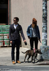 组图：莉顿-梅斯特小清新装与老公遛狗秀恩爱