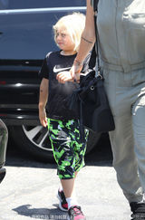 组图：辣妈史蒂芬妮三胎儿子曝光 双眼皮大脑门