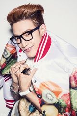 组图：2PM成员Jun.K写真 鲜艳潮搭个性足